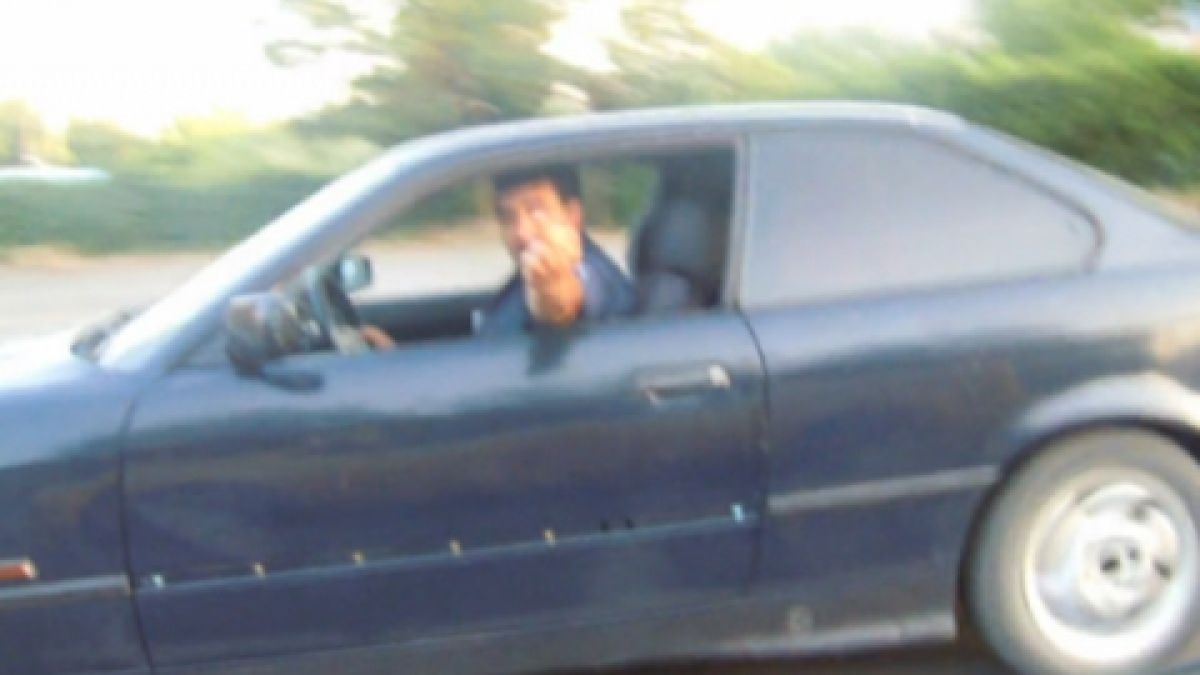 Полицай Стоилков псува бакшиш и му показва среден пръст в Казанлък (ВИДЕО)
