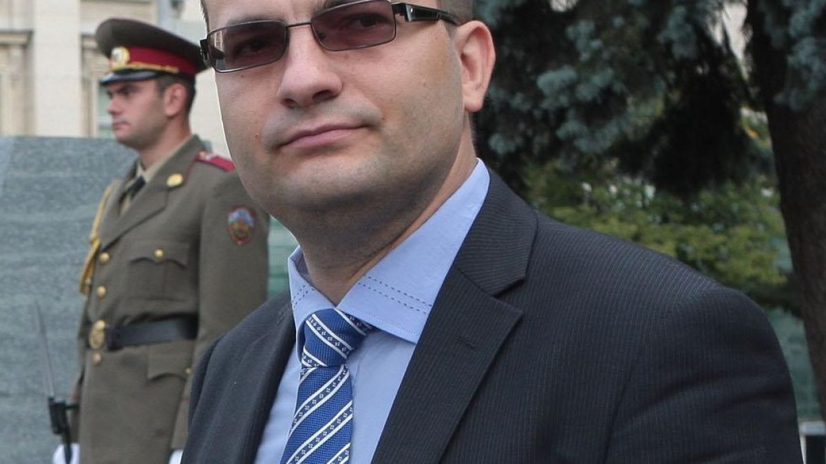 Мартин цака СДС, остава лидер  