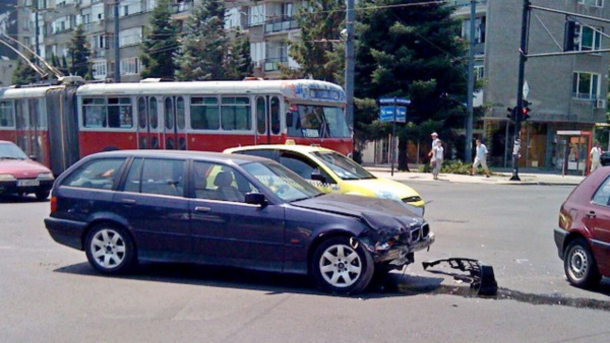 БМВ отнесе млад мъж на кръстовище в Бургас