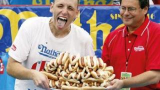 68 хот-дога потънаха в дълбоко гърло само за 10 минути! (СНИМКИ/ВИДЕО)