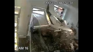 Шофьор говори по GSM, нахлува в офис с 97 км/ч (СНИМКИ/ВИДЕО)