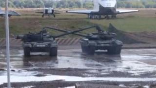 Невероятно шоу на танцуващите танкове 
(СНИМКИ/ВИДЕО)