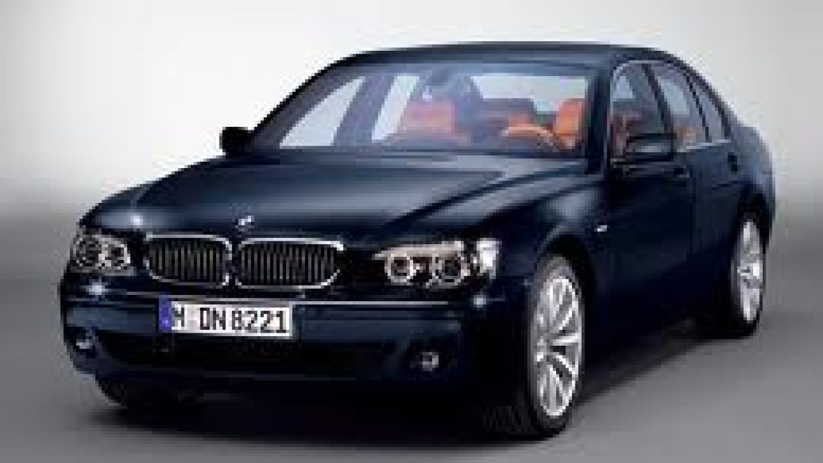 От московски автосалон отмъкнаха Mercedes и BMW