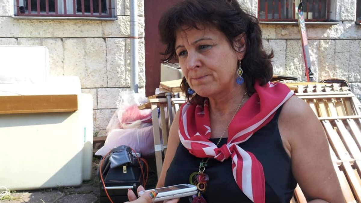 Приказно богата хасковска графиня докара два тира дарове за сираци и възрастни