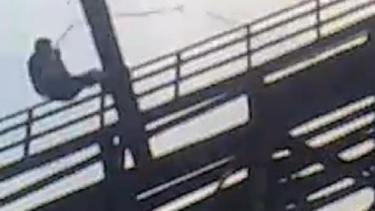 Брат засне смъртоносен скок на брат си (ВИДЕО)
