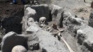 Намериха златни медальони в гробницата в Дебелт