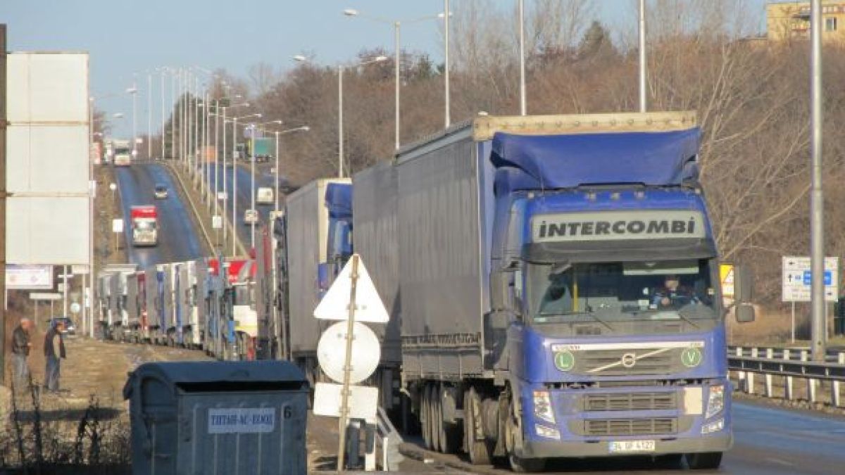 Спря движението на камионите в цялата страна, 20 температурни рекорда до 15 часа