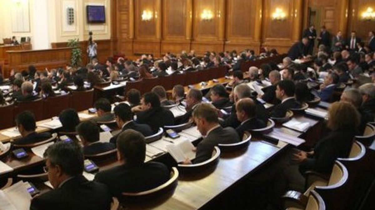 Парламентът харчи тоалетна хартия за 175 000 лeва