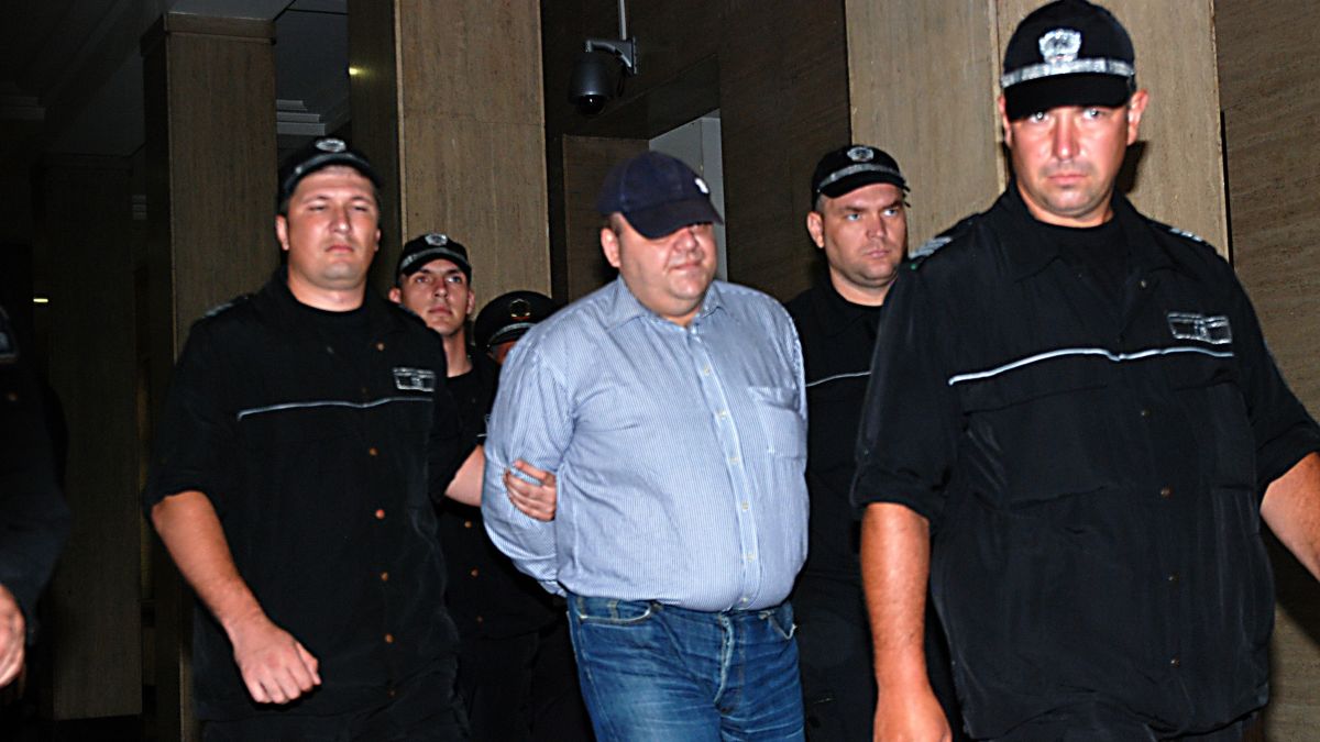 Два бели косъма измъкнали от ареста Чеци