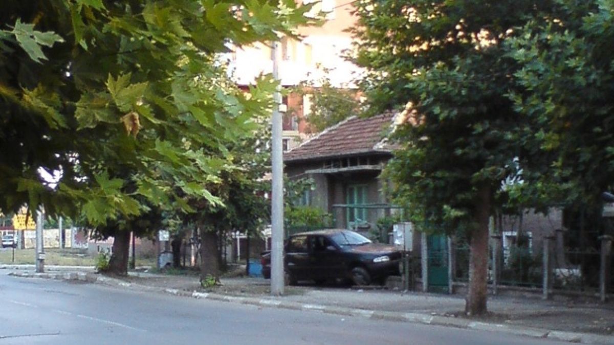 Пиян „паркира” върху ограда