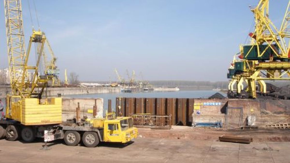 Шлеп със зърно горя край Лом