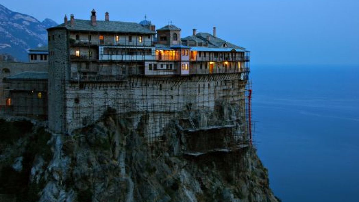 Света гора в пламъци