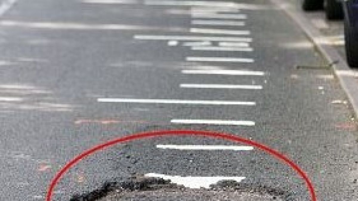 Дупка на пътя предизвика буря от възмущение във Великобритания