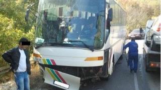 Сигнал до БЛИЦ! Адска катастрофа с автобус с деца на Подбалканския път