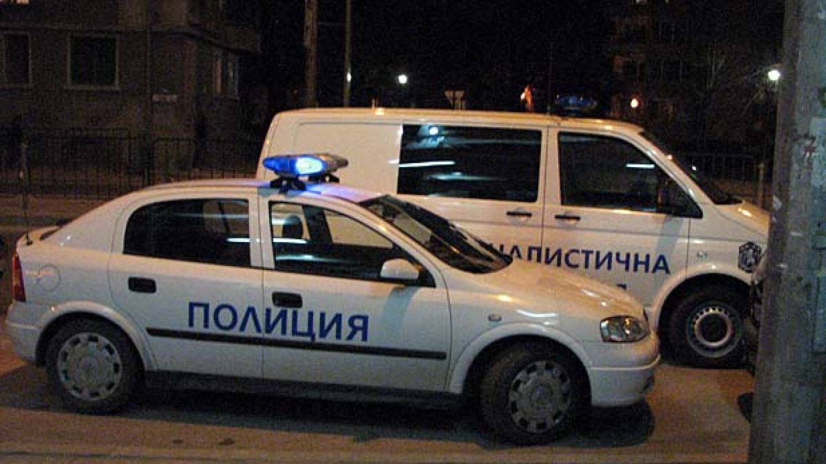 Нощна София: Опасни шофьори налагат родители с бухалки  