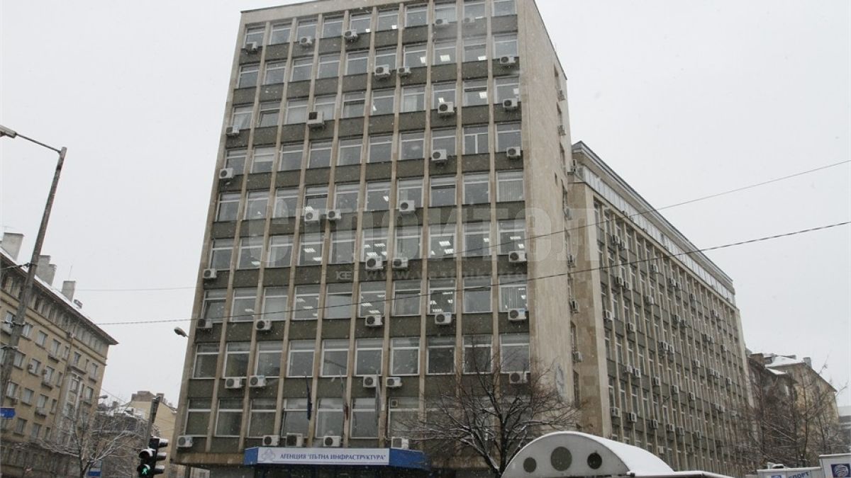 Вдигат заплати в пътната агенция