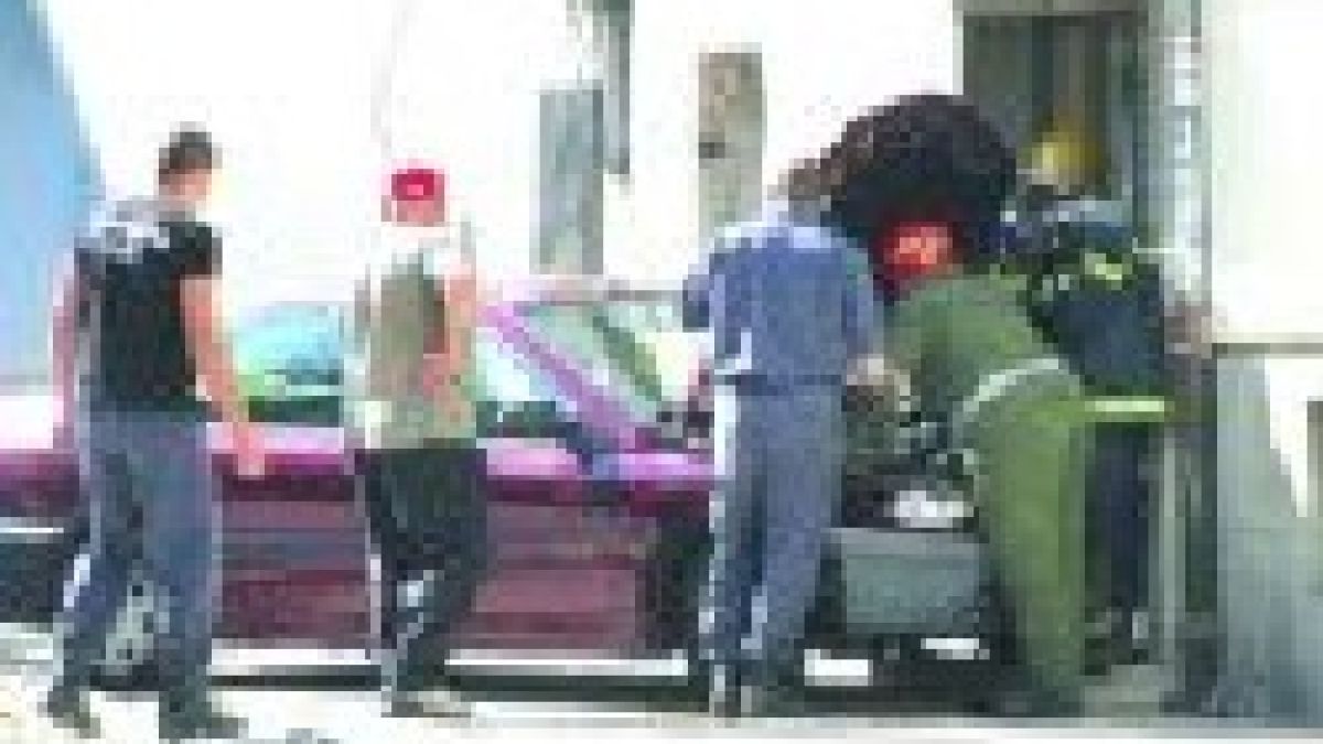 Автоматик обърка жена шофьор, натриса се във вход