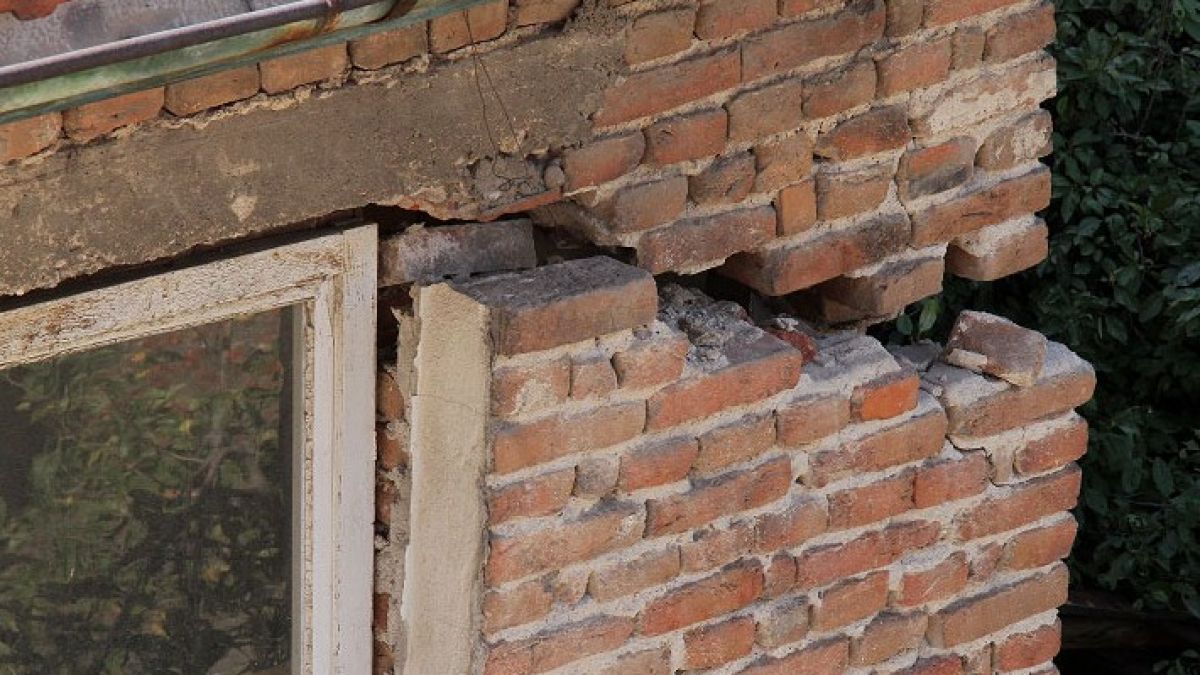 Разпадаща се къща плаши съседи 