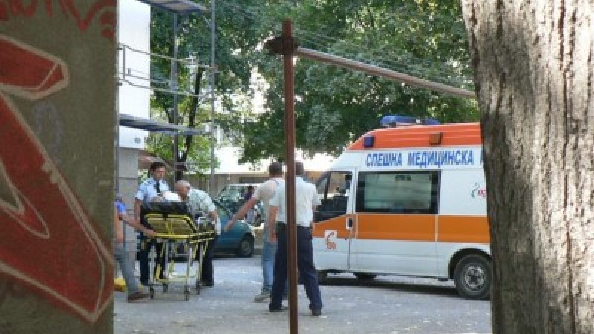 Строител оцелява след падане от 9-метрово скеле