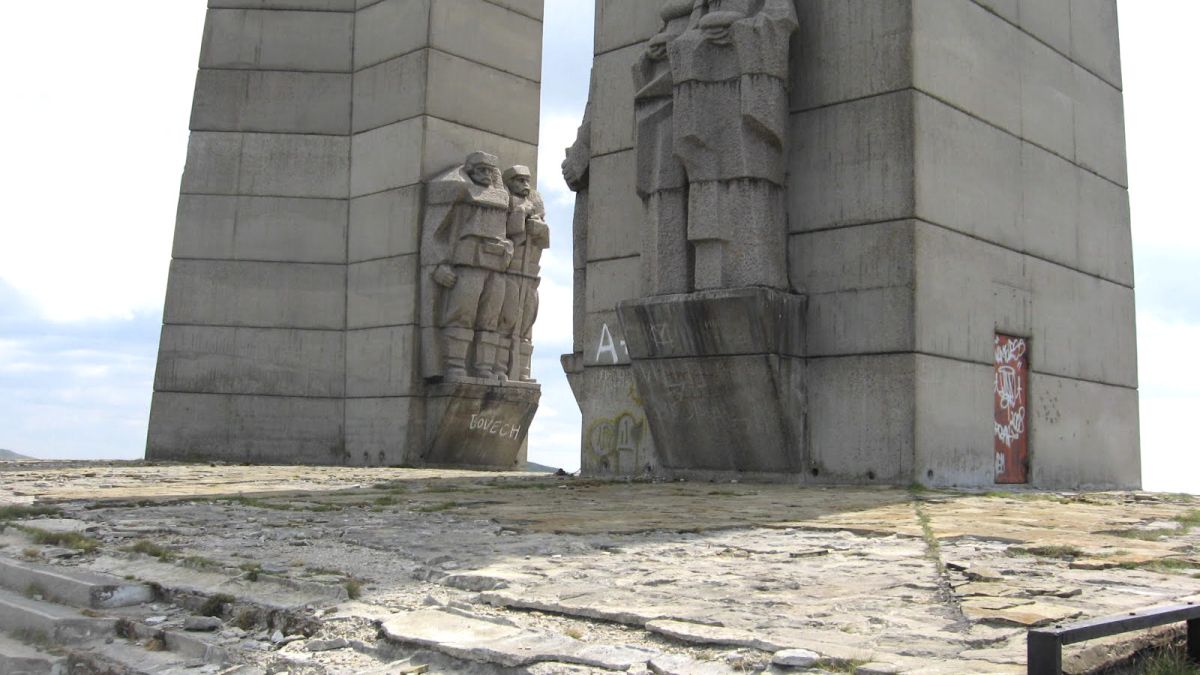 Арка на свободата се руши в Троянско