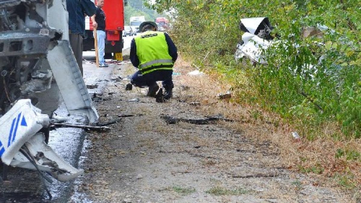 Аварирал ТИР препречи Път I-3 при разклона за Морава