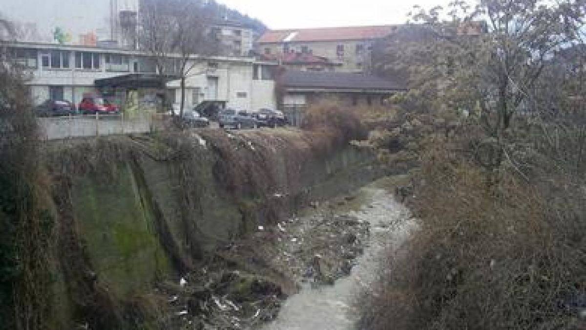 Драма в Дупница: Бебе падна в река