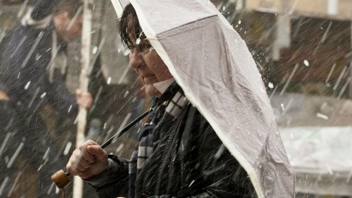 Порой се изля над София, истинската есен се отлага