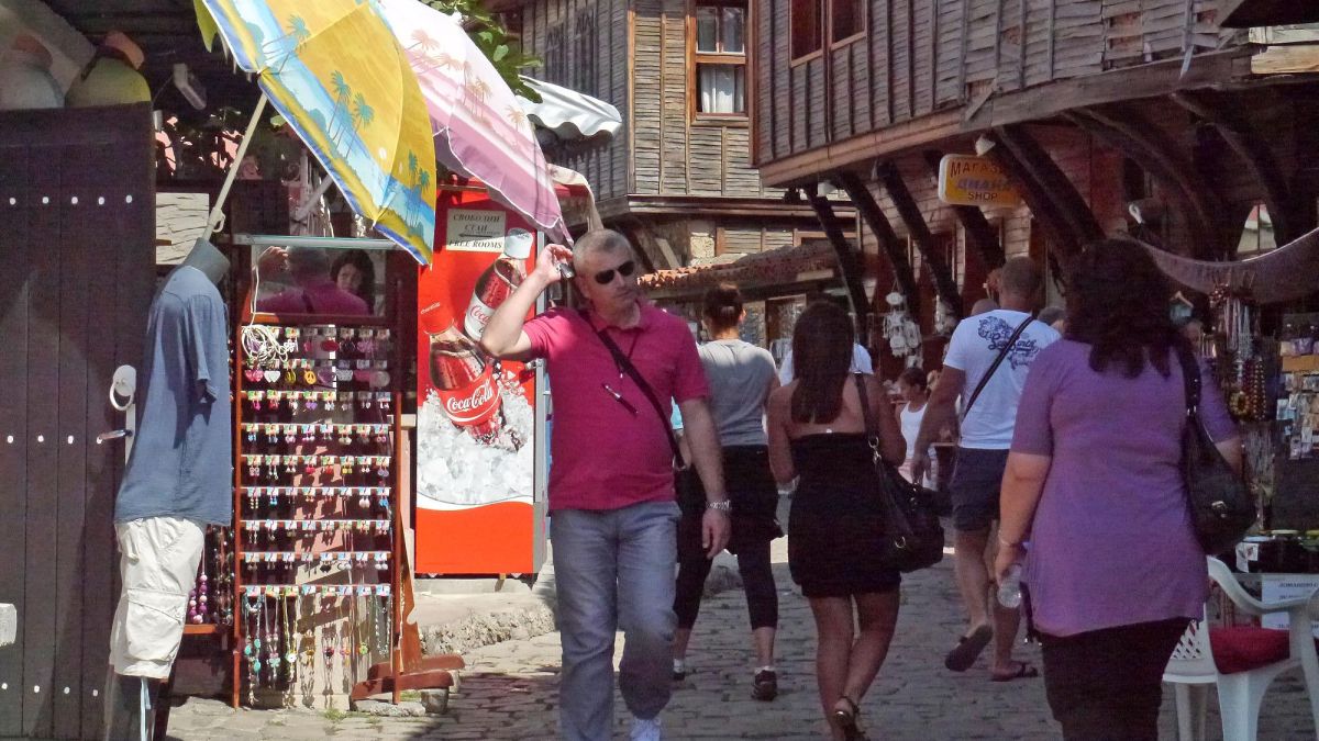 Масите по тротоари и градинки остават, реши парламентът