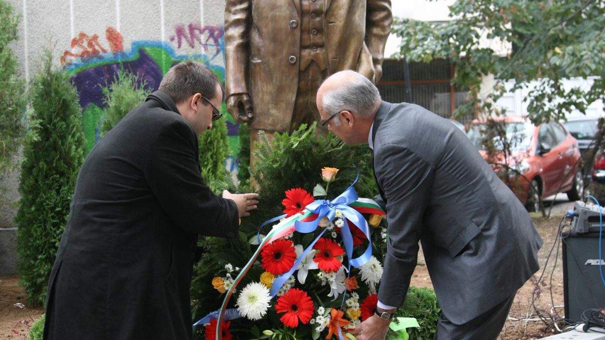 Откриха паметник на Светослав Лучников 