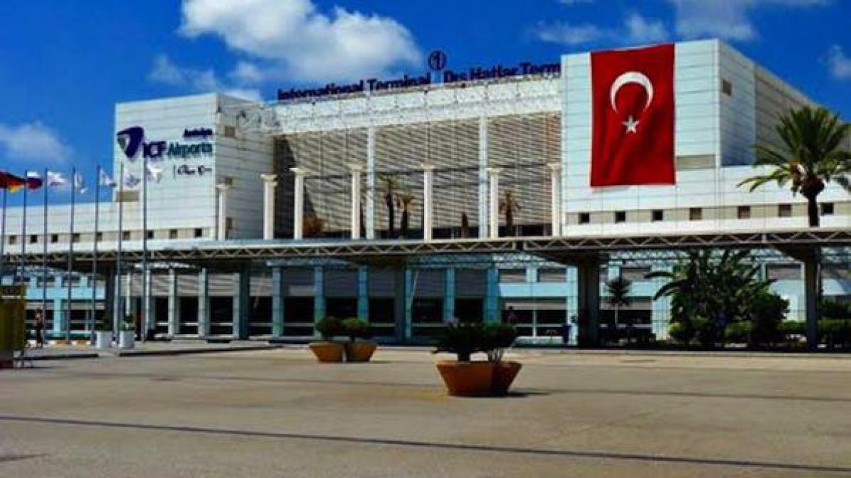 Турски самолет се запали преди да полети към Норвегия  