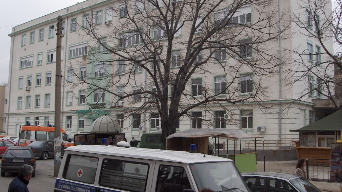 Мъж пада от покрив, чупи таз и гръден кош 