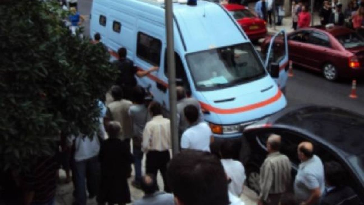 Гъркиня застреля убиеца на сина си в съдебната зала