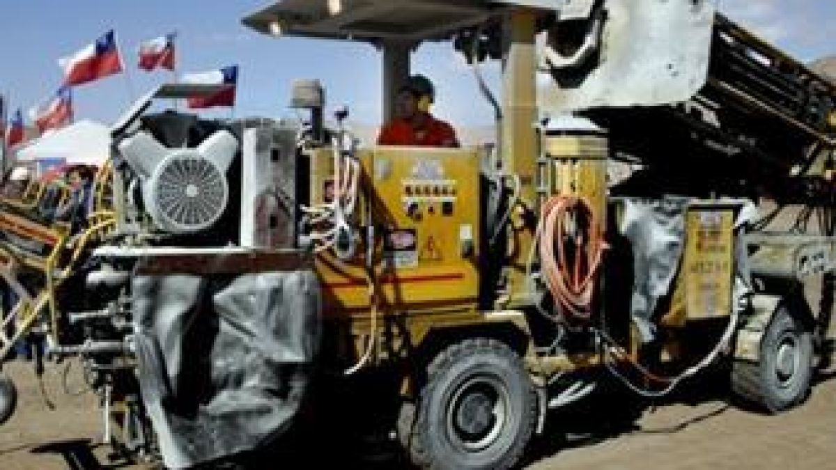 Временно преустановиха прокарването на тунел към затрупаните чилийски миньори