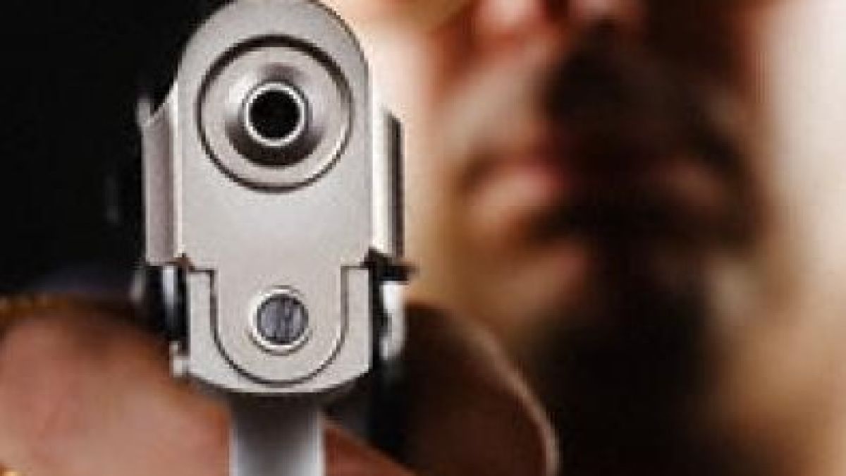 Арестуваха баща, държал на прицел децата си