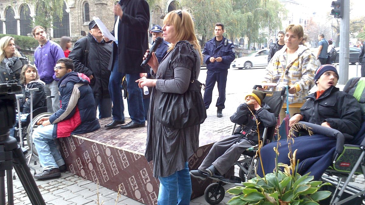 Майки на деца с увреждания на протест пред МЗ, за да бъдат чути 