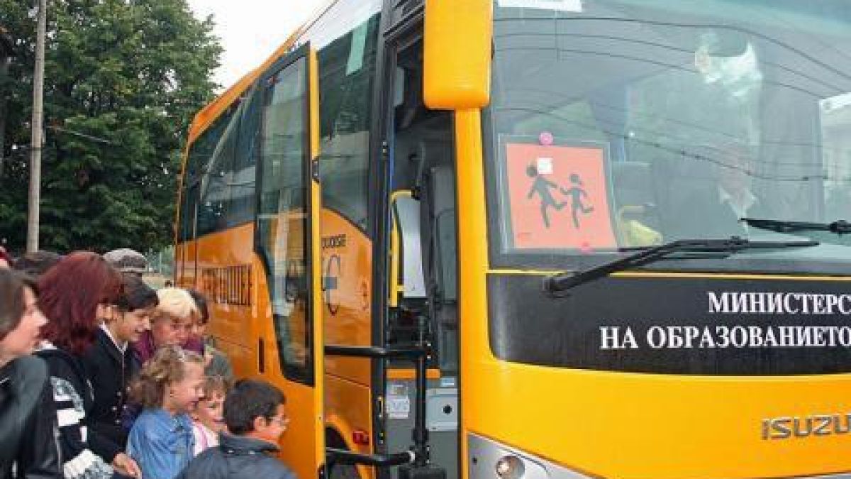 Московски проверява автобусите за ученици 