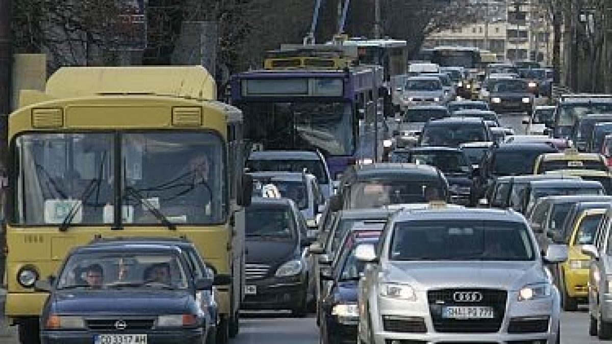 Горубляне се задръсти от колони автомобили 