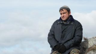 Зуека и Ованес Торосян вилнеят сред изкуствен сняг