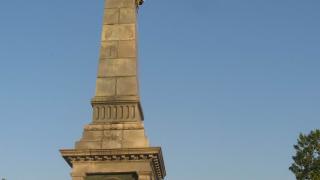 Осъдиха голия австриец, който “чукаше” паметника на свободата в Русе