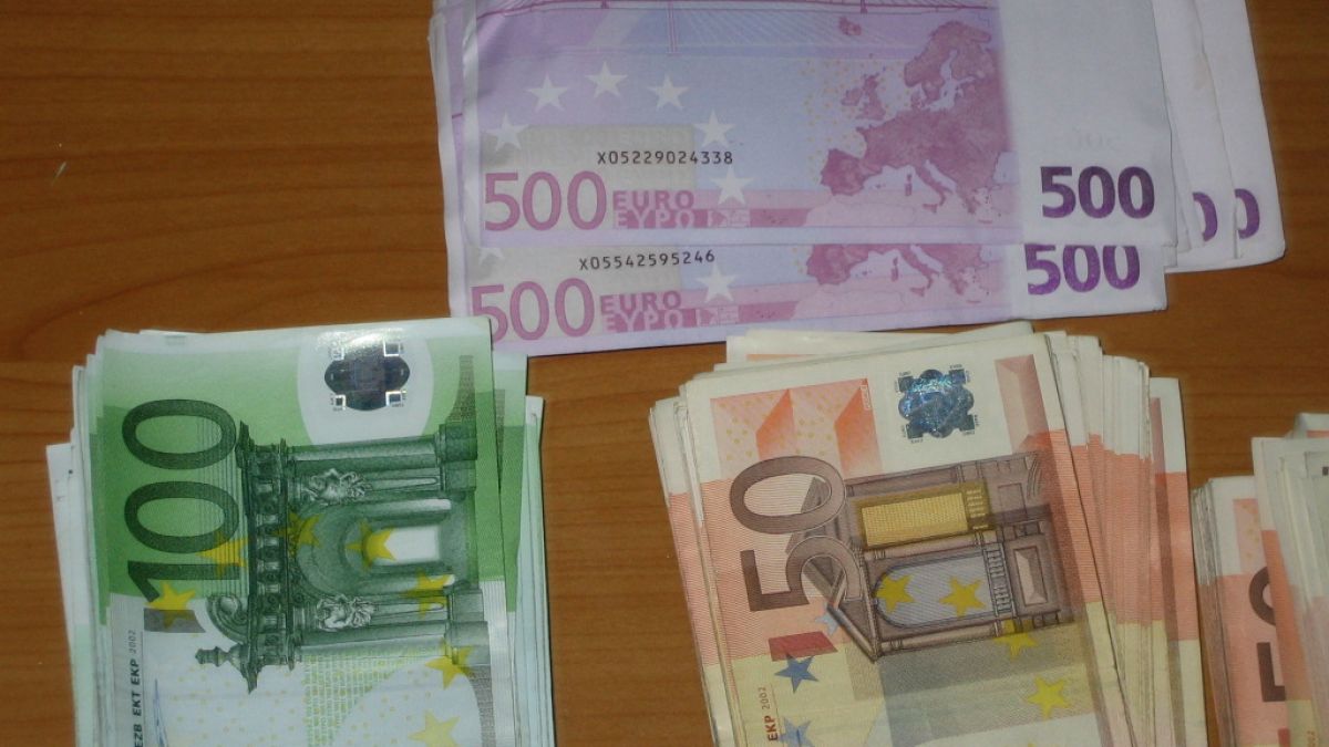 Баба крие 87 000 евро под жилетката 