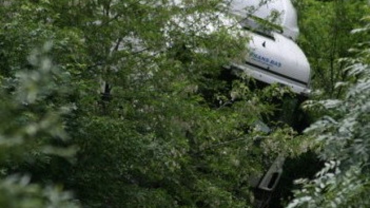 Камион пропадна в дере, шофьорът оцеля