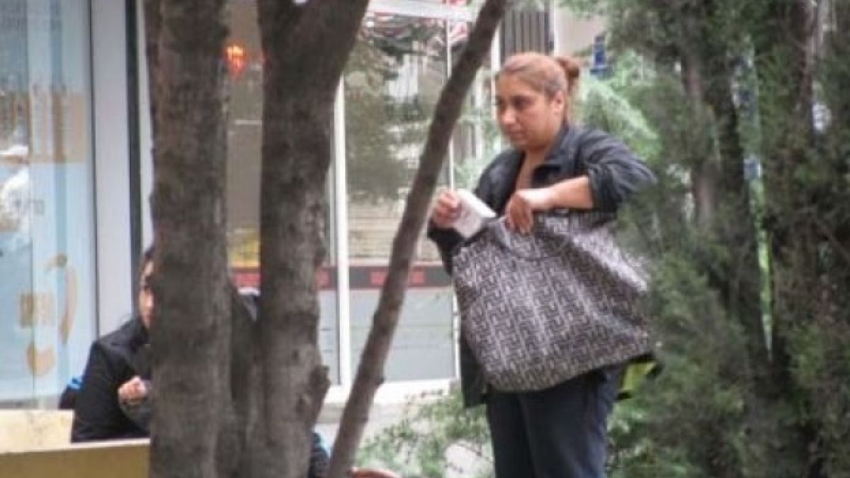 Яростна циганка души репортерка с шала й в Бургас
