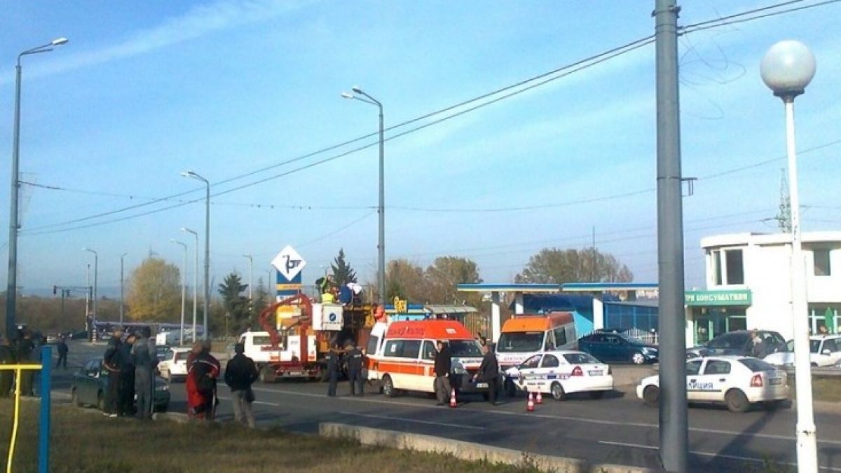 Работници паднаха от жиците на тролей и се потрошиха на асфалта