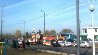 Работници паднаха от жиците на тролей и се потрошиха на асфалта