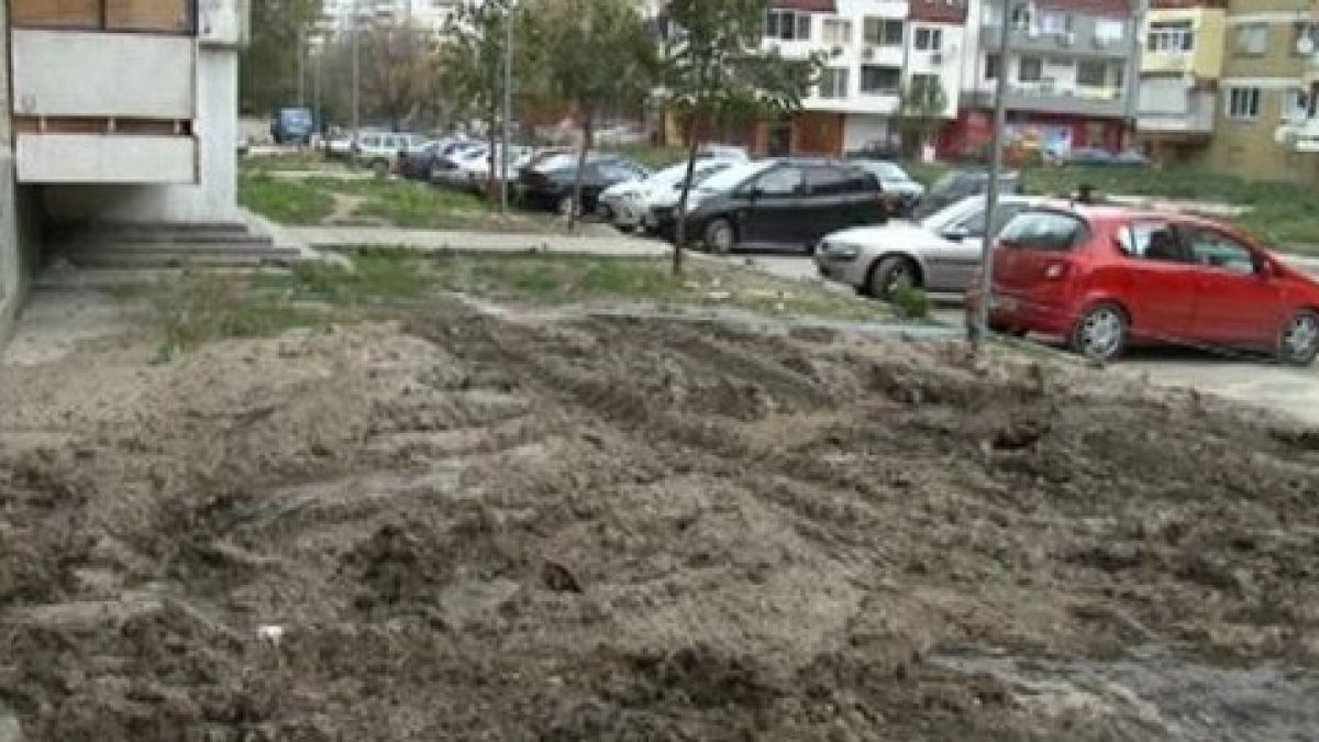 Варненска улица заприлича на бойно поле след ВиК авария