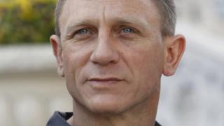 Джеймс Бонд се сдоби с шофьорска книжка