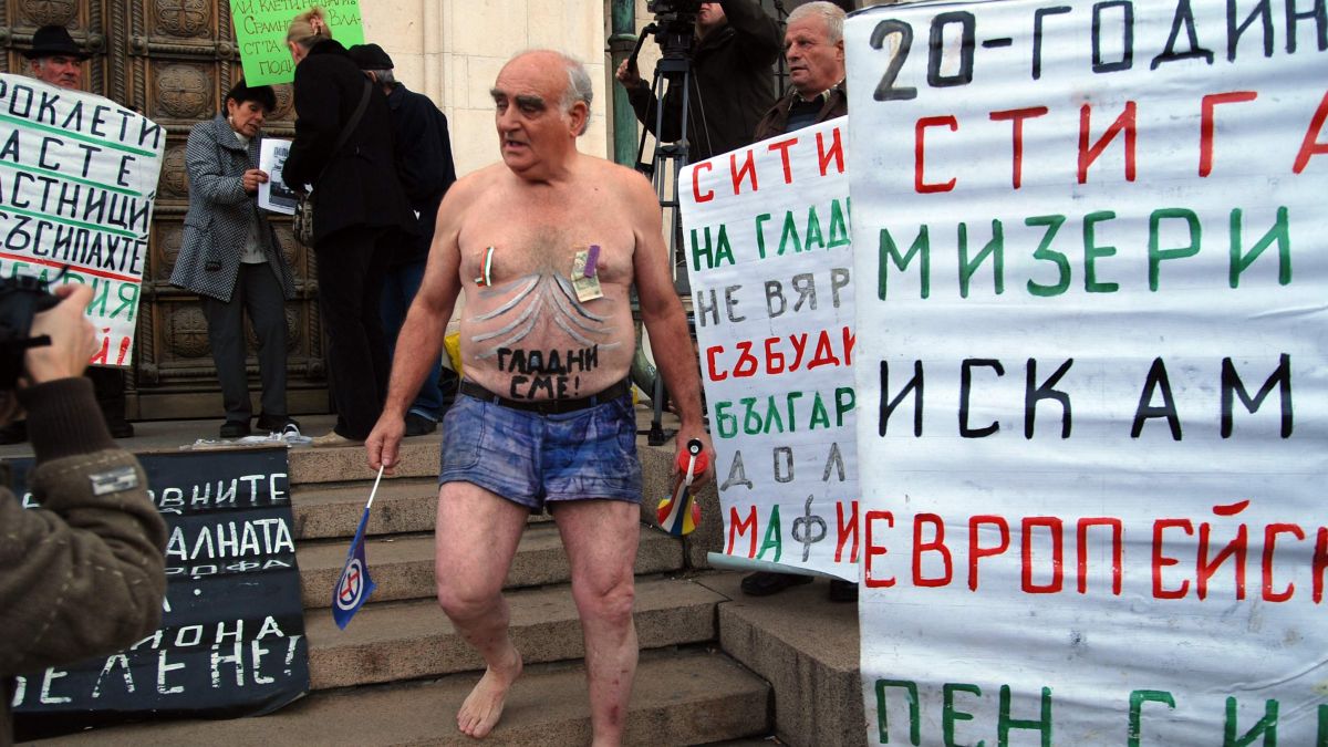 Пенсионери лъснаха голи пред Народното събрание
