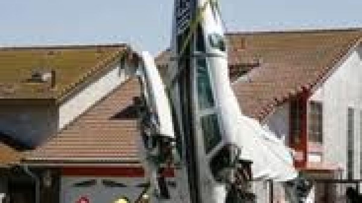 Самолет падна на улица в американски град