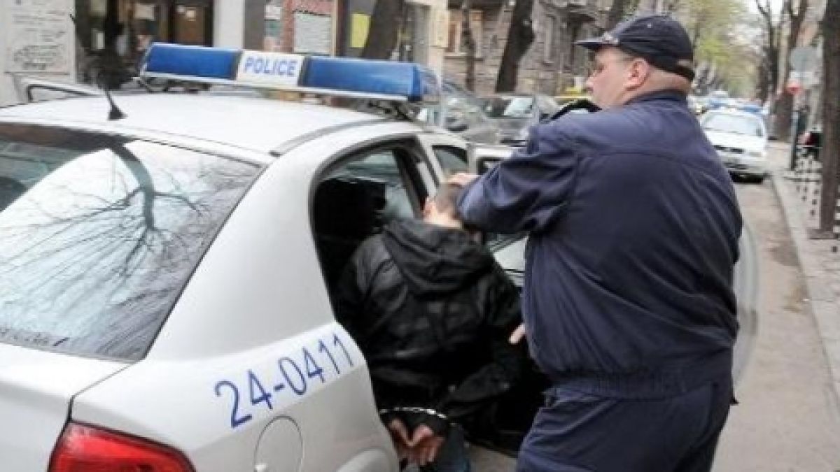 Трима се сбиха за момиче на събор, нападнаха с брадва полицаите