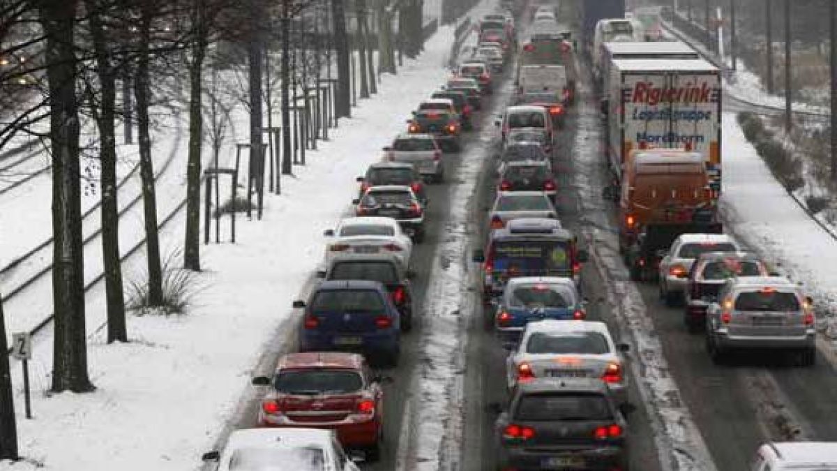Сняг, лед и студ приближават България